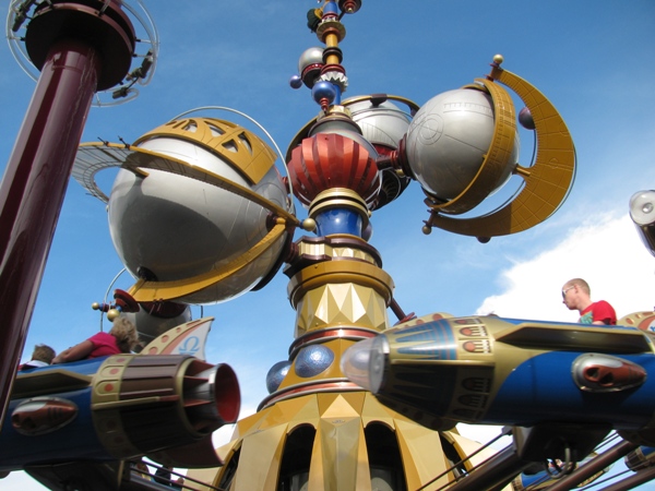 Tomorrowland-Disneyland-02
