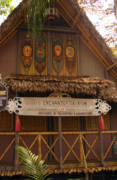 Adventureland - Enchanted Tiki Room 03