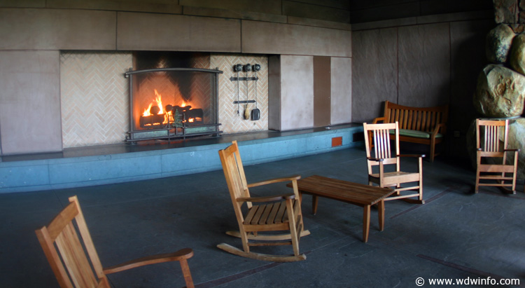 Fireplace sitting area 02