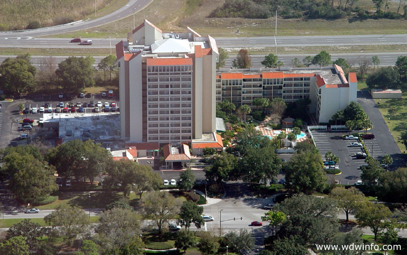 Disney_Holiday-Inn_01