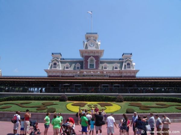 Main-Street-USA-02 – WDWINFO.COM The 4 Biggest Struggles of Being a True Disney World Fan Main-Street-USA-02 Main-Street-USA-02