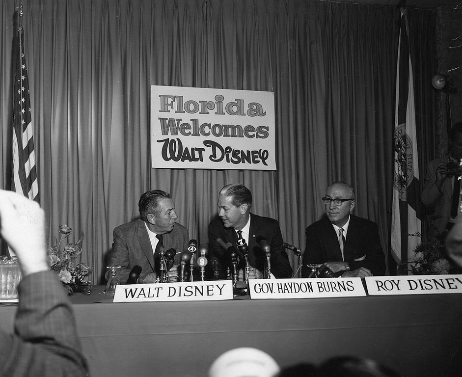 941px-Walt_Disney_with_Company_at_Press_Conference – WDWINFO.COM The Utilidors: Disney’s Not-So-Secret Tunnels 941px-Walt_Disney_with_Company_at_Press_Conference 941px-Walt_Disney_with_Company_at_Press_Conference
