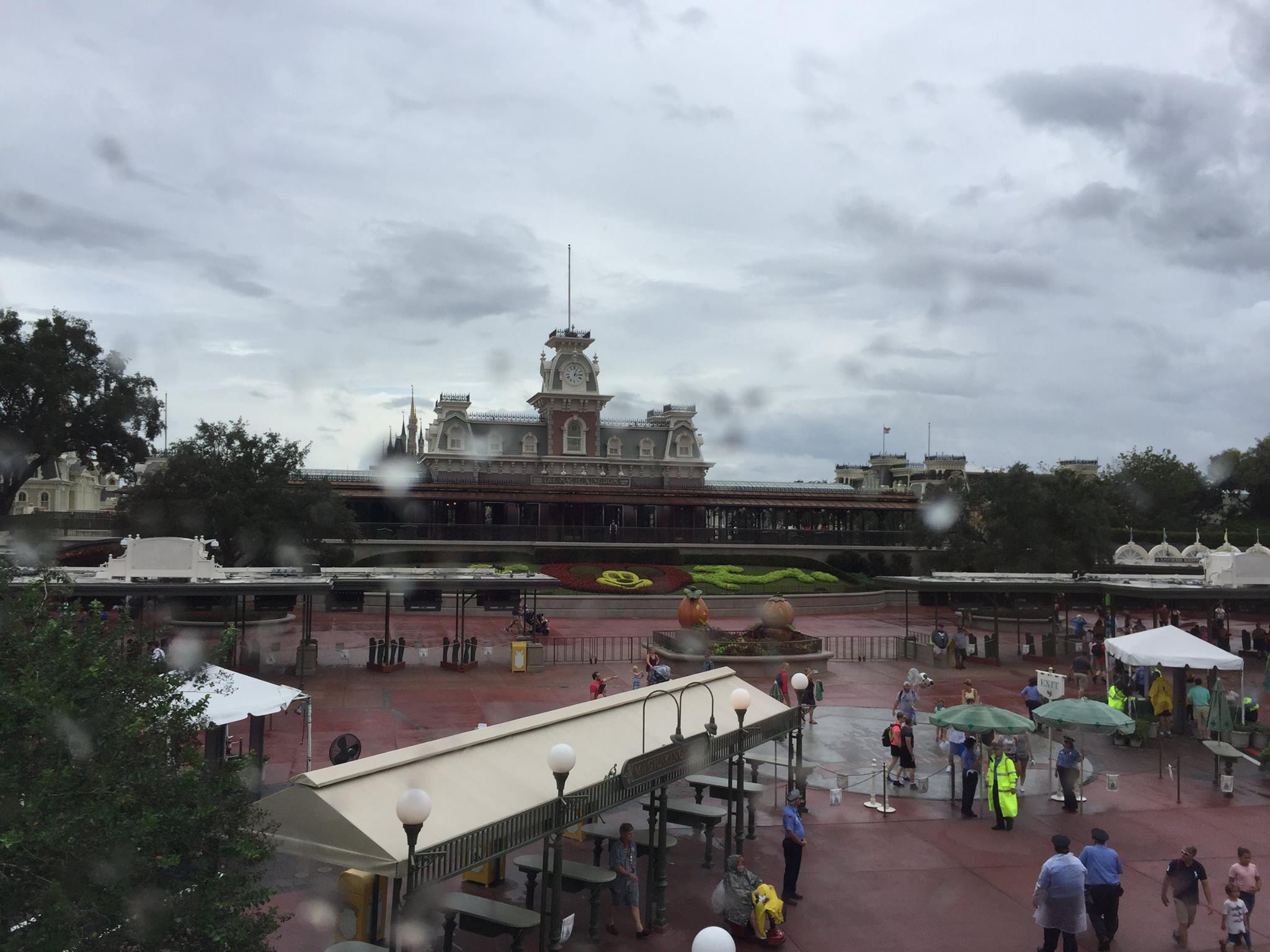 14560103_10208788905898418_1203126844973759131_o – WDWINFO.COM Photos: Hurricane preparations taking place at the Walt Disney World monorail hotels 14560103_10208788905898418_1203126844973759131_o 14560103_10208788905898418_1203126844973759131_o