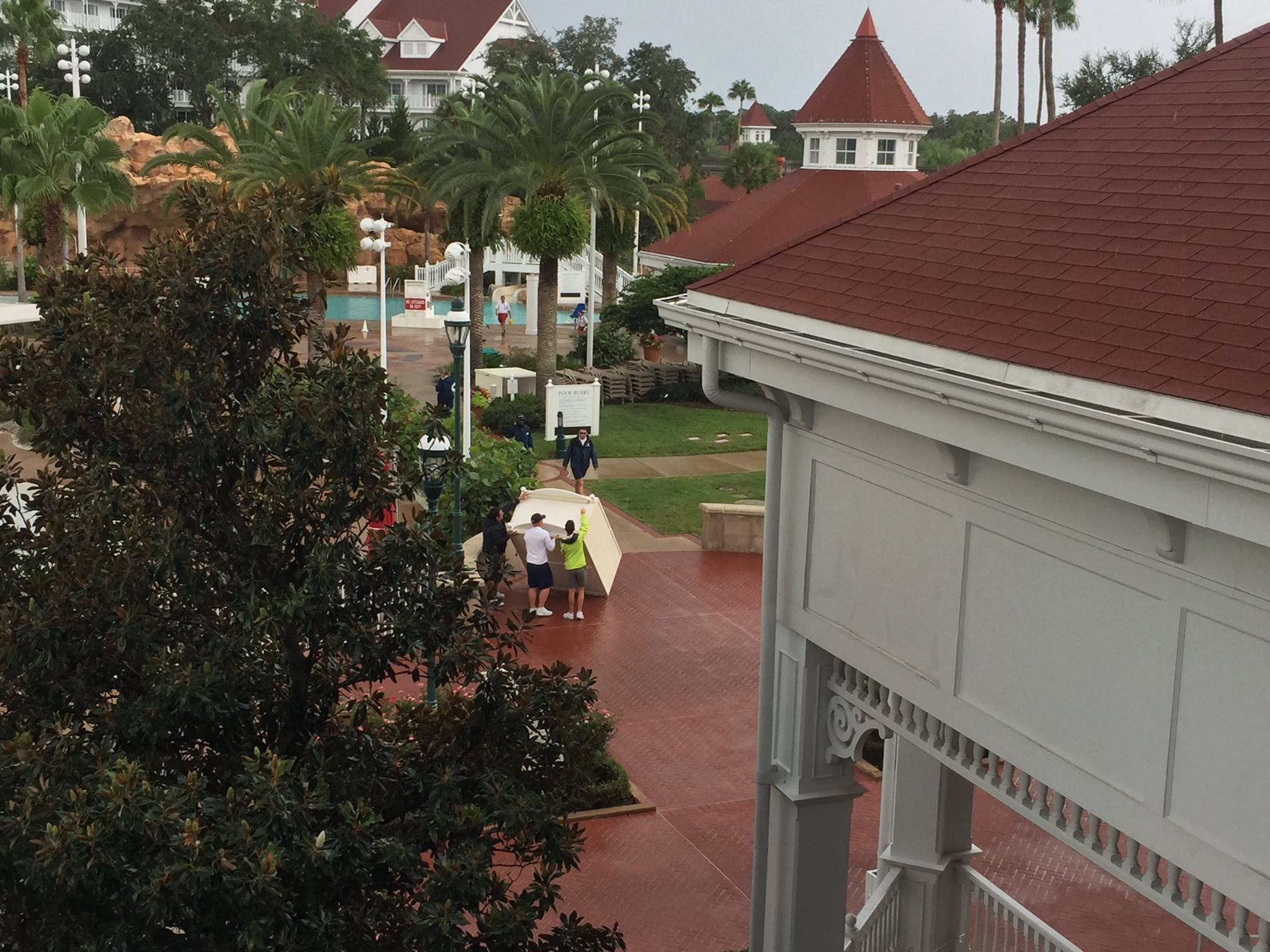 14560166_10208788903538359_5056657756988000912_o – WDWINFO.COM Photos: Hurricane preparations taking place at the Walt Disney World monorail hotels 14560166_10208788903538359_5056657756988000912_o 14560166_10208788903538359_5056657756988000912_o