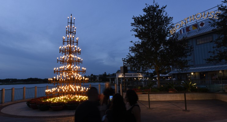 1118ZV_2991TA-742x400 – WDWINFO.COM Last Minute Holiday Shopping to do? Disney Springs is the place to be! 1118ZV_2991TA-742x400 1118ZV_2991TA-742x400