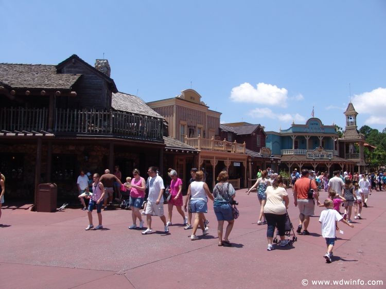 Frontierland_09 – WDWINFO.COM Disneyland vs. The Magic Kingdom: Frontierland/Critter Country Frontierland_09 Frontierland_09