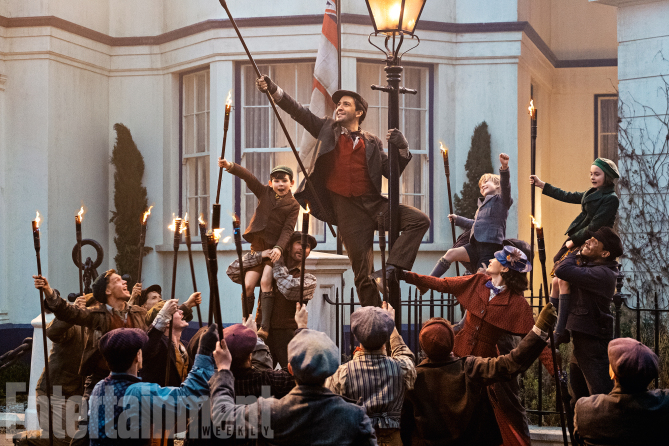 Mary Poppins Returns – WDWINFO.COM New Photos from ‘Mary Poppins Returns’ Released Mary Poppins Returns Mary Poppins Return (2018) Lin-Manuel Miranda and Emily Blunt ANY ADDITIONAL USAGE SHOULD BE CLEARED WITH DISNEY Mary Poppins Return (2018)
Lin-Manuel Miranda and Emily Blunt
ANY ADDITIONAL USAGE SHOULD BE CLEARED WITH DISNEY