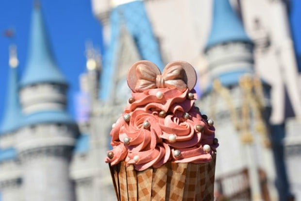 MK Rose Gold Cupcake – WDWINFO.COM Disney Parks Shares This Month’s Sweet Treats & Various Rose Gold Cupcakes Are the Stars MK Rose Gold Cupcake MK Rose Gold Cupcake