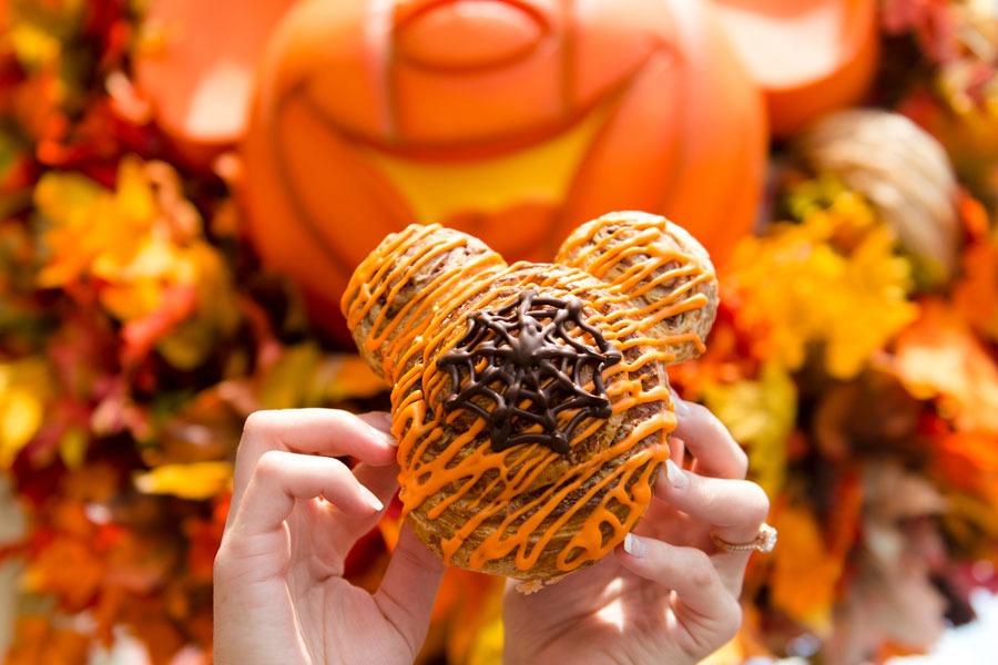 MNSSHP18-pumpkin-cinnamon-roll