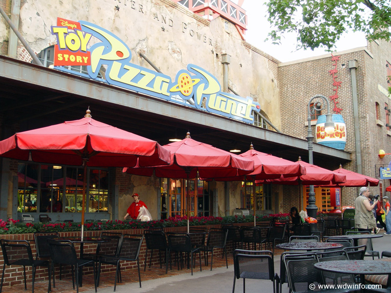 Dining-Toy Story Pizza Planet Arcade_01