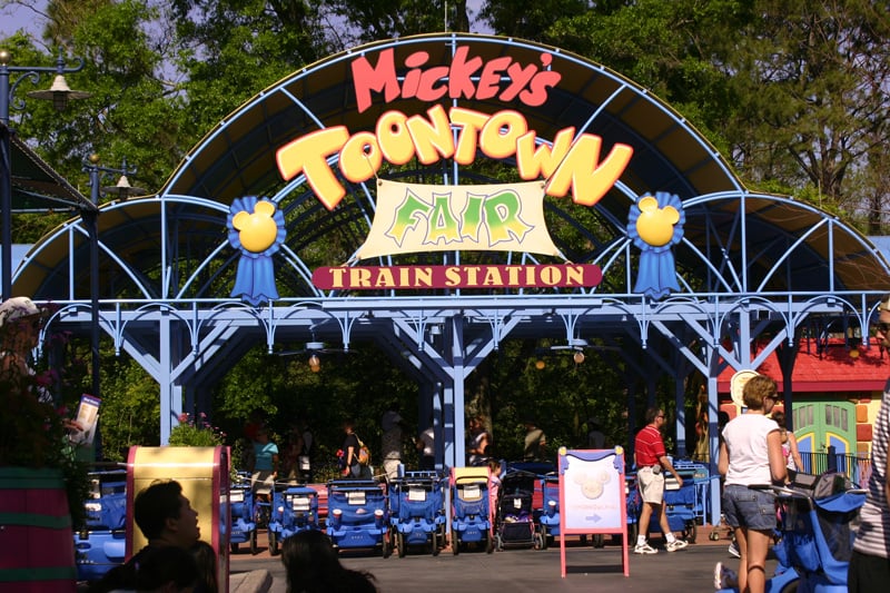 01-Mickey's-Toontown-Fair