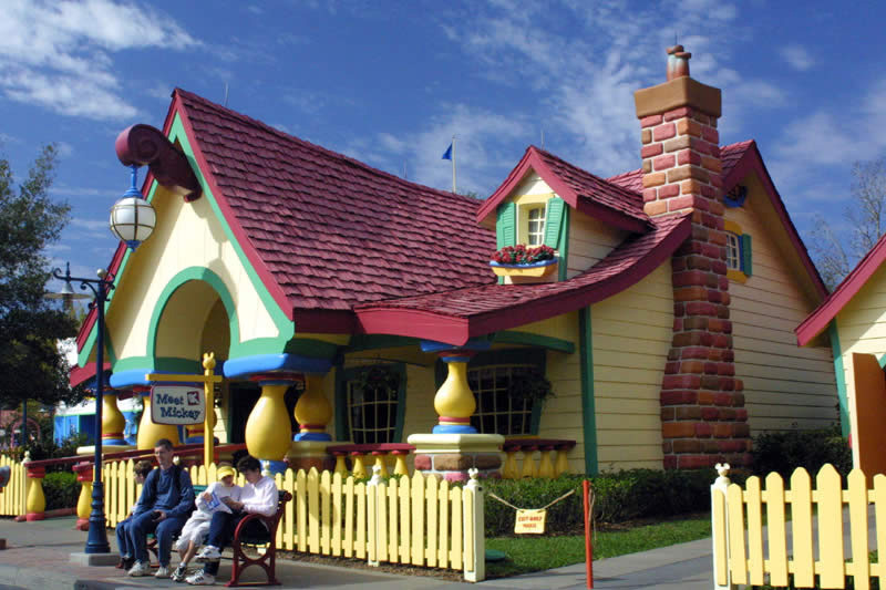 Mickeys- Country-House-01b