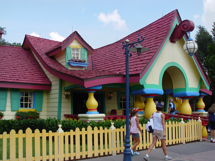 Mickeys- Country-House-01
