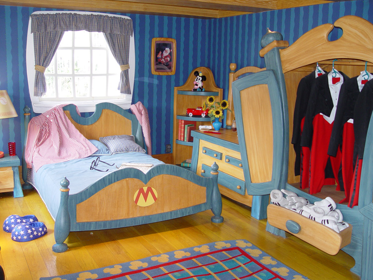 Mickeys- Country-House-02