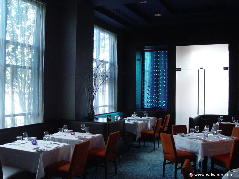 Dolphin_dining_bluezoo_07