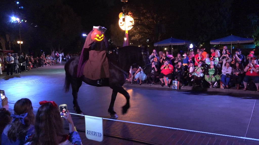 Mickey's Halloween Party 2018.mp4.00_06_46_14.Still007 – WDWINFO.COM Mickey’s Halloween Party – Is It Worth It? Mickey's Halloween Party 2018.mp4.00_06_46_14.Still007