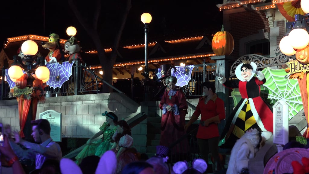 Mickey's Halloween Party 2018.mp4.00_24_28_24.Still029 – WDWINFO.COM Mickey’s Halloween Party – Is It Worth It? Mickey's Halloween Party 2018.mp4.00_24_28_24.Still029