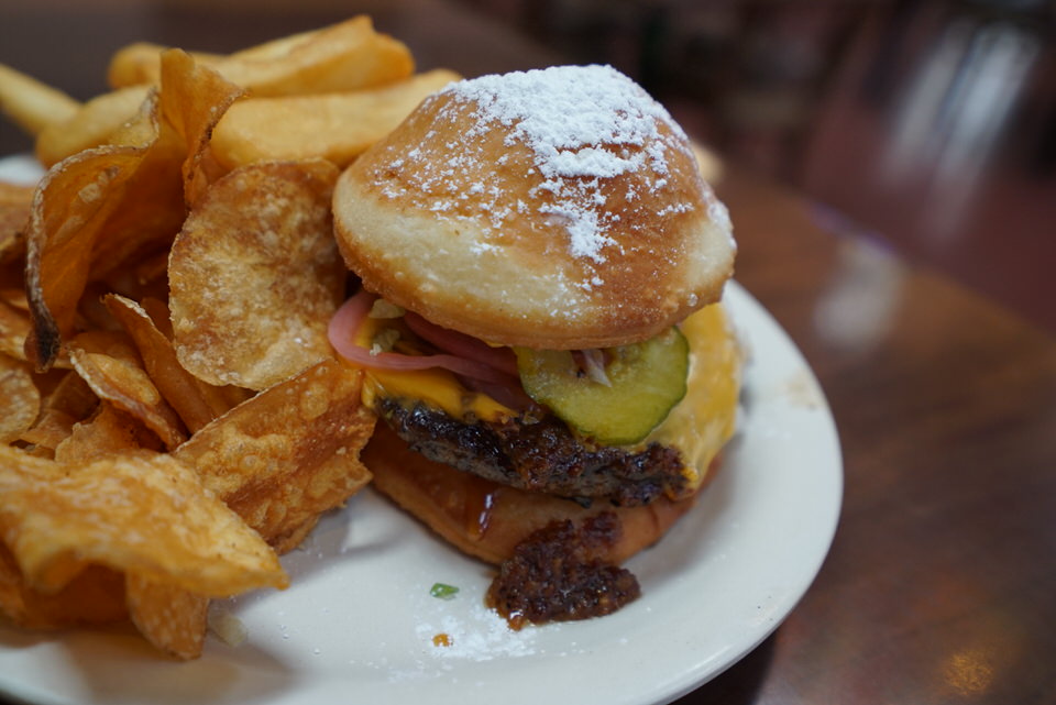 DSC05157 – WDWINFO.COM Review: Beignet Cheeseburger at Port Orleans French Quarter DSC05157 DSC05157