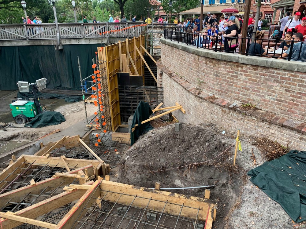 magic-kingdom-walkway-widening-construction10