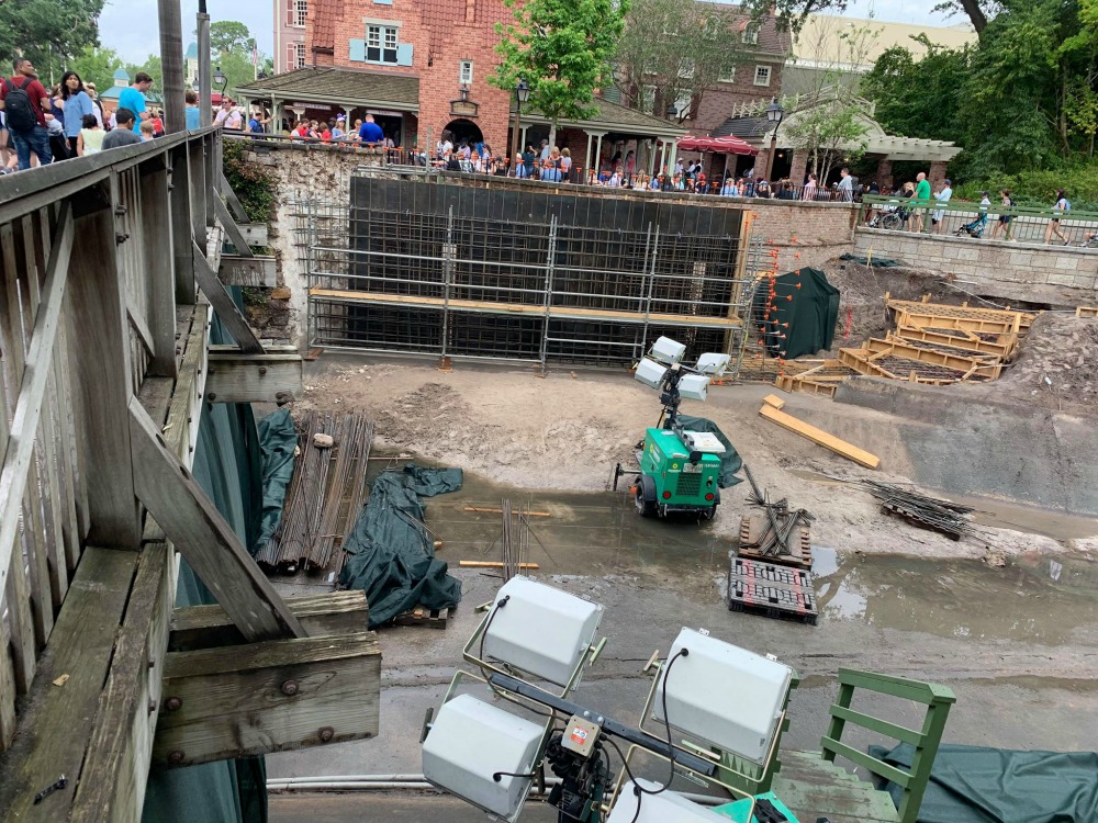 magic-kingdom-walkway-widening-construction2