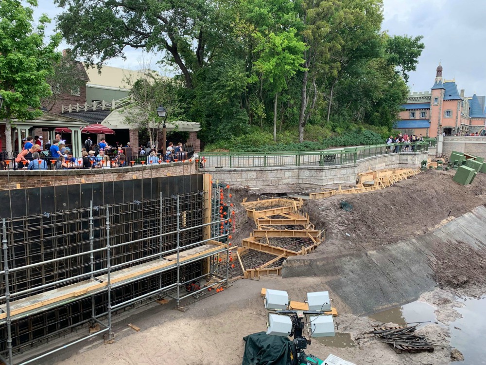 magic-kingdom-walkway-widening-construction3
