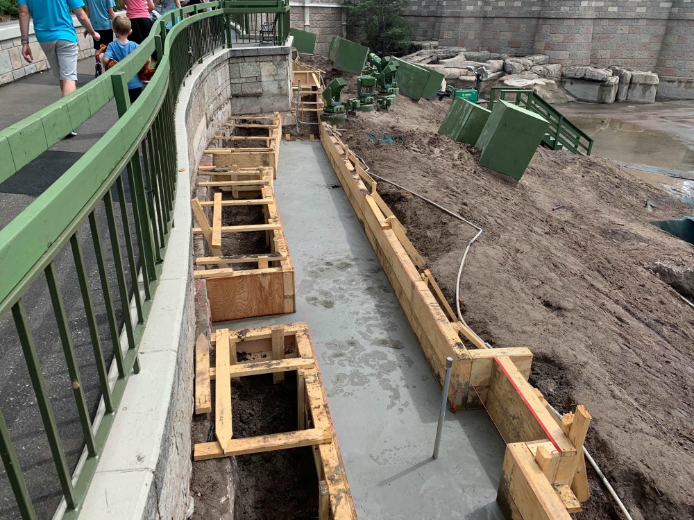 magic-kingdom-walkway-widening-construction7