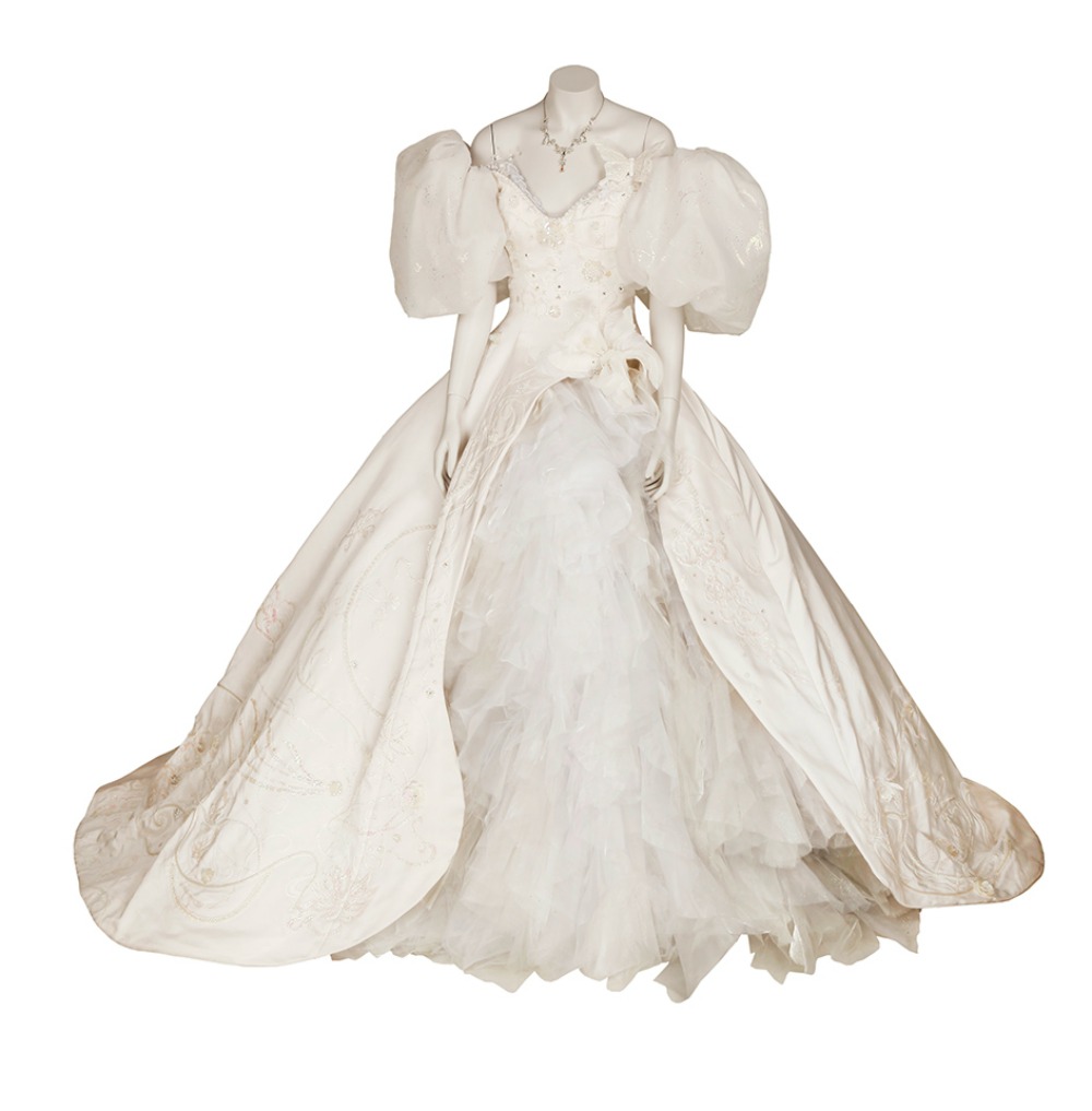 heroes-villains-costume-white-ballgown – WDWINFO.COM New Disney Heroes and Villains Costume Exhibit Coming to 2019 D23 Expo heroes-villains-costume-white-ballgown heroes-villains-costume-white-ballgown