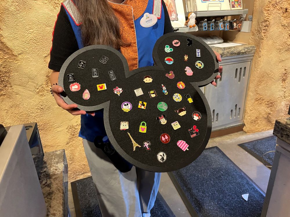 Pin Trading At Walt Disney World IS ALIVE AND WELL 