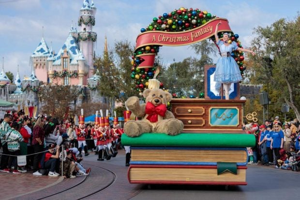 Why We Coming Back to Disneyland at Christmas disneyland-christmas-parade-05