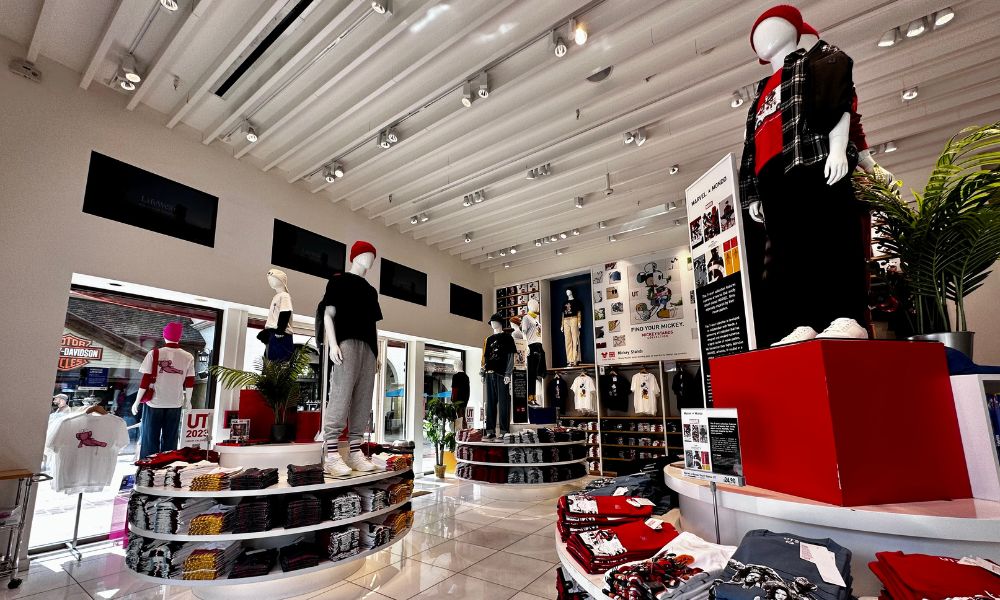 uniqlo-springs-wdw – WDWINFO.COM Photo Blog: Join Me For a Relaxing Day at Disney Springs uniqlo-springs-wdw UNIQLO