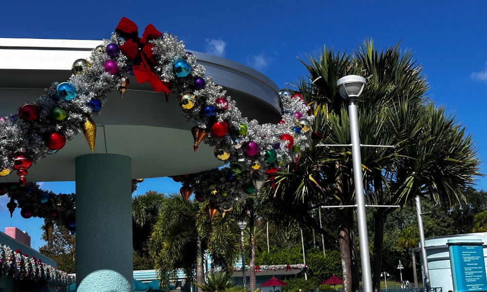 DHS-holiday-decor-wdw 4 – WDWINFO.COM Santa Gertie Means Christmas Has Arrived at Disney’s Hollywood Studios! DHS-holiday-decor-wdw 4