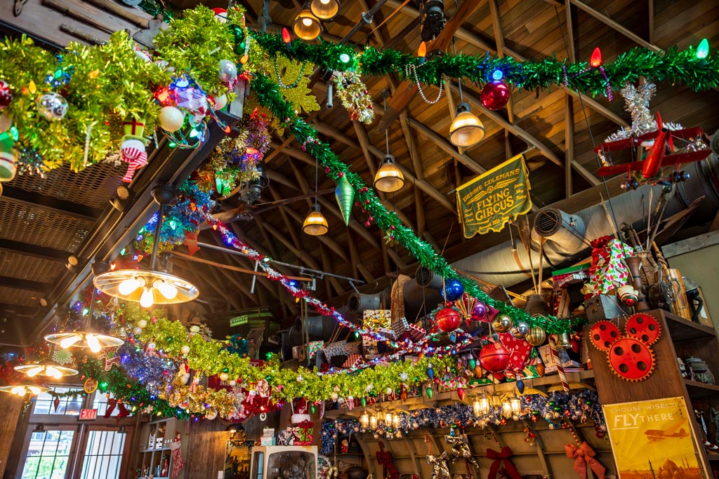 jock-lindseys-hangar-bar-holiday-interior-01 – WDWINFO.COM Don’t Miss Jock Lindsey’s Holiday Hangar Bar at Disney Springs jock-lindseys-hangar-bar-holiday-interior-01