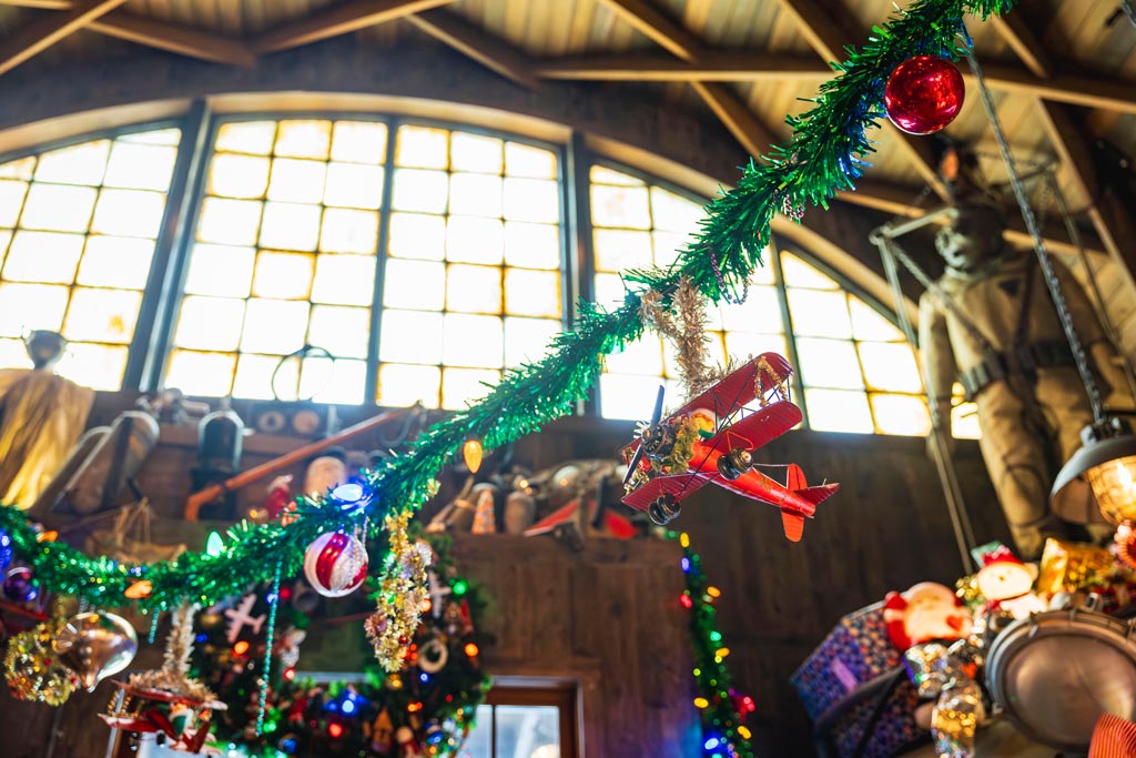 jock-lindseys-hangar-bar-holiday-interior-02 – WDWINFO.COM Don’t Miss Jock Lindsey’s Holiday Hangar Bar at Disney Springs jock-lindseys-hangar-bar-holiday-interior-02