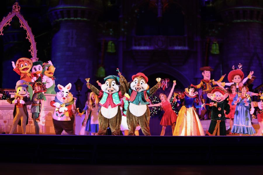 mickeys-very-merry-christmas-party-2016-057 โ WDWINFO.COM Give Extra Thanks to Wonderful Disney Cast Members This Holiday Season mickeys-very-merry-christmas-party-2016-057