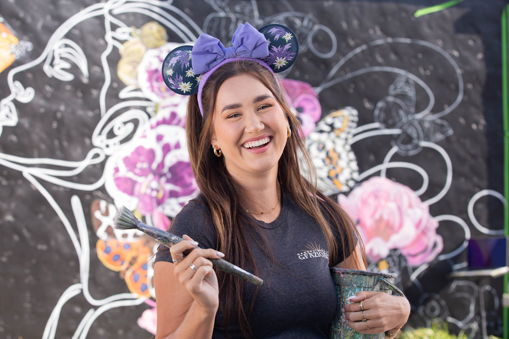 gillian-fazio-paints-the-empress-01 – WDWINFO.COM Beautiful New Art Installation at Disney Springs’ Art Walk gillian-fazio-paints-the-empress-01