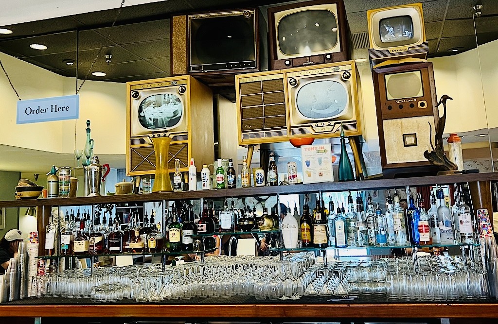 Tune In Lounge 3 – WDWINFO.COM Tune-In or Tune Out at this Hollywood Studios Lounge Tune In Lounge 3