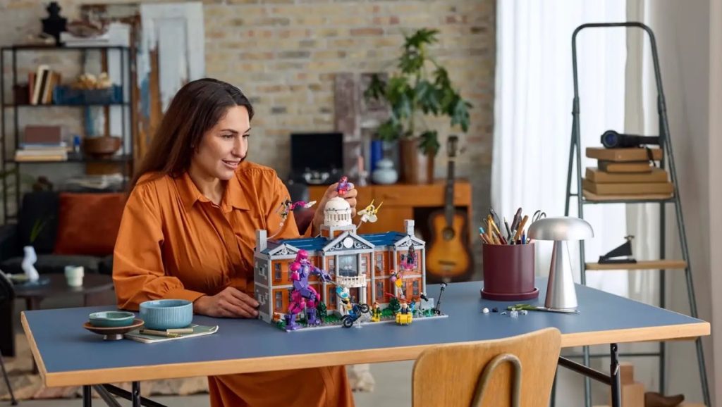 New Marvel LEGO Alert – X-Men: The X-Mansion 76294_Lifestyle_Cons_01 Large