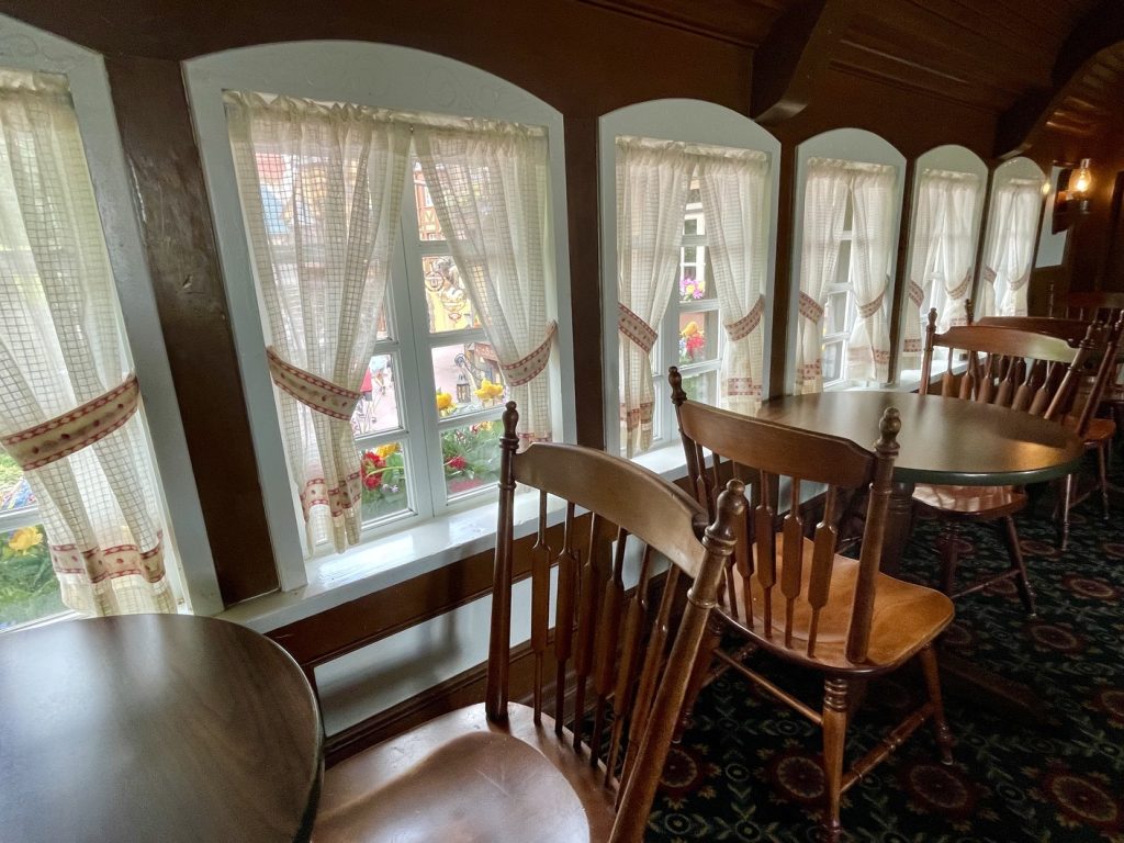 Quiet Areas to Duck Into at Magic Kingdom Photo_2columbia harbour house_magic kingdom_ Chloe