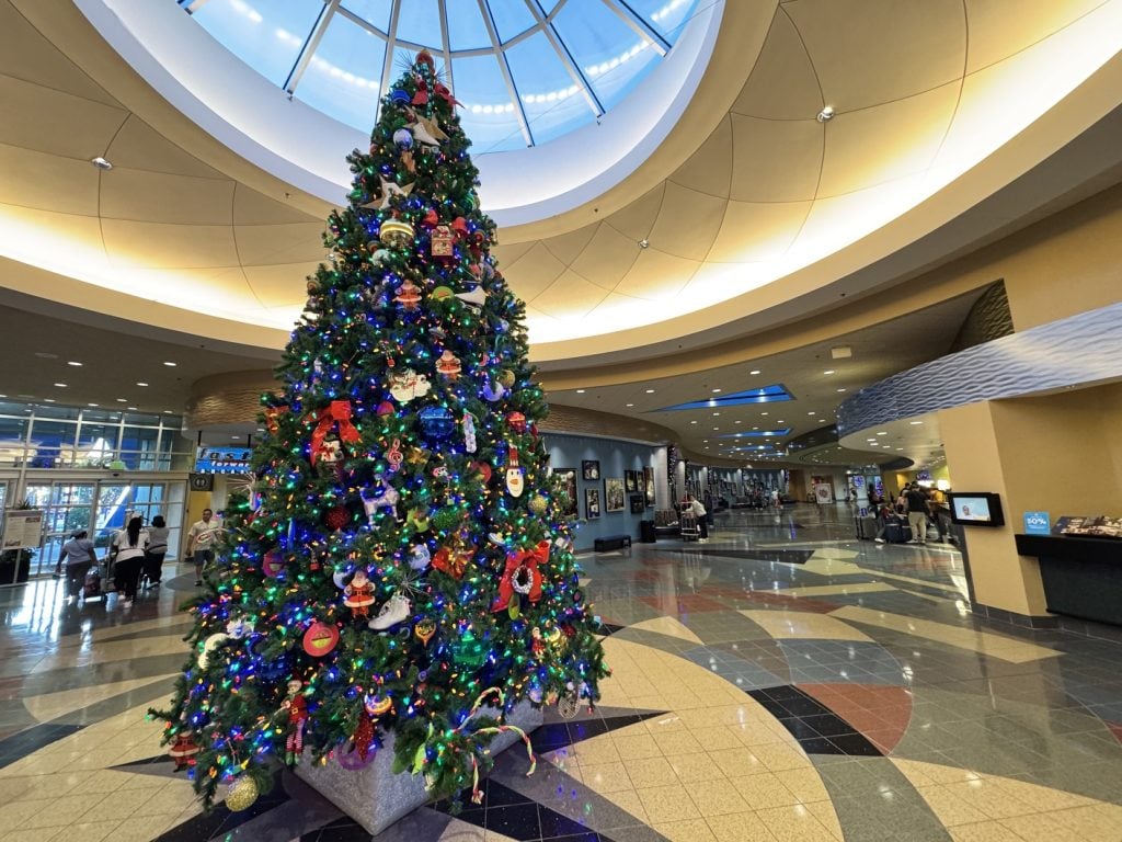 disneys pop century resort_wreath_chloe 2 | WDWINFO.COM Are You Trying to Do Too Much at Disney World This Christmas? disneys pop century resort_wreath_chloe 2