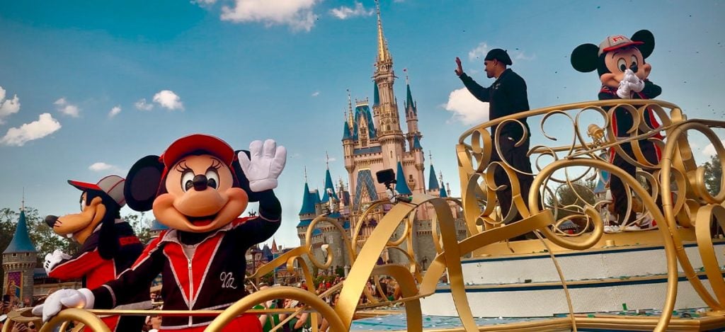 300-super-bowl-mvp-parade-jalen-hurts-mk-characters | WDWINFO.COM NEW Mickey & Friends Super Bowl LXI Merchandise Debuts 300-super-bowl-mvp-parade-jalen-hurts-mk-characters