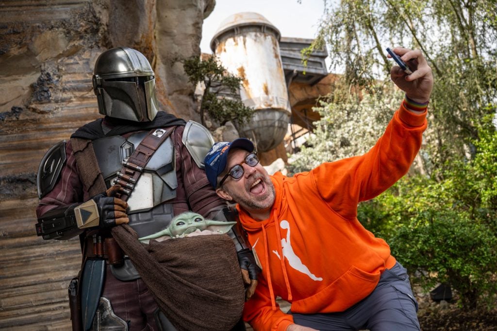 Jason Sudeikis Meets The Mandalorian and Grogu at Walt Disney World