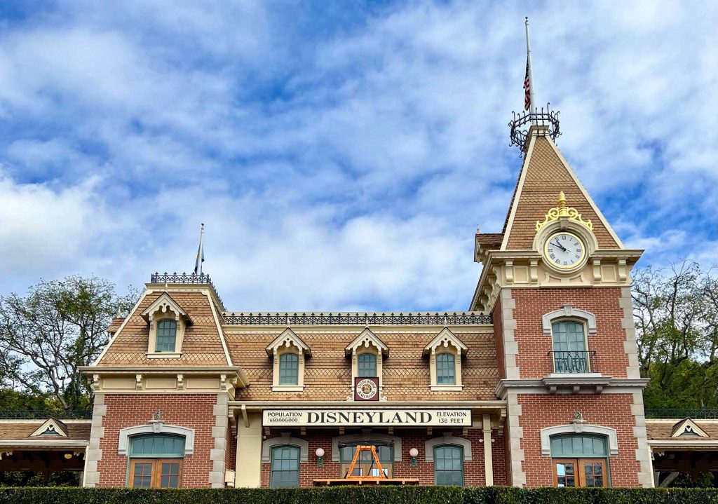 disneyland-park-entrance-1 – WDWINFO.COM Visiting Disney Shouldn’t Be a Social Status Symbol disneyland-park-entrance-1