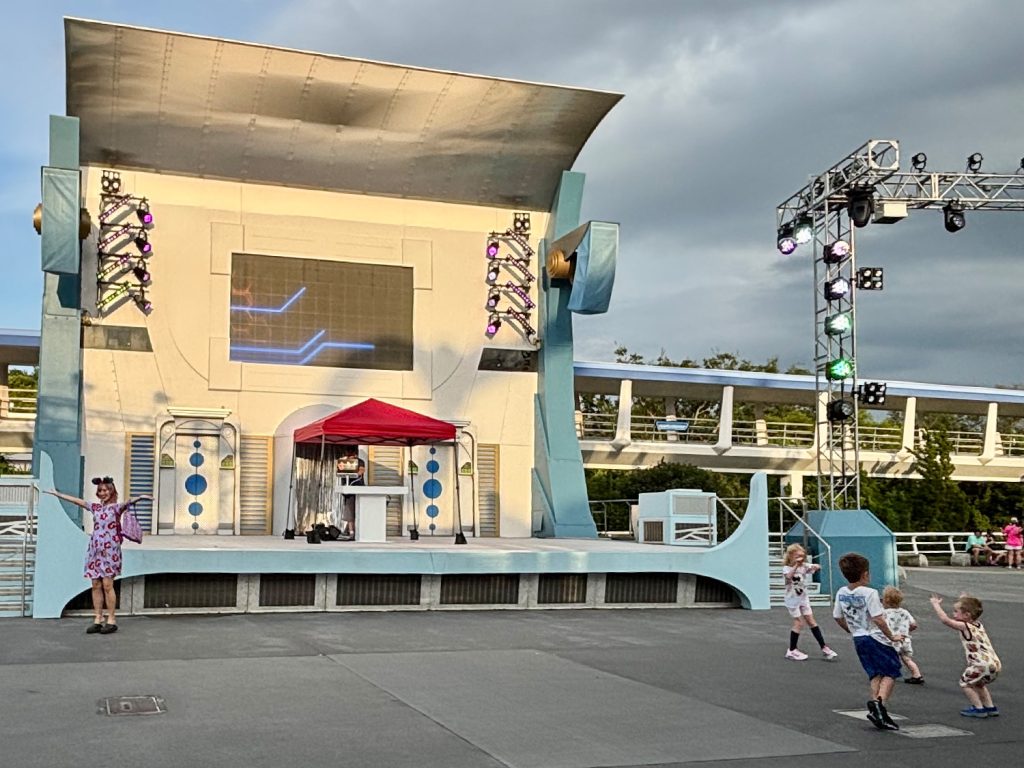 mk-cool-kid-summer-tomorrowland-dancing โ WDWINFO.COM Cool Kid Summer Activities Are Hopping in Magic Kingdom at Walt Disney World mk-cool-kid-summer-tomorrowland-dancing