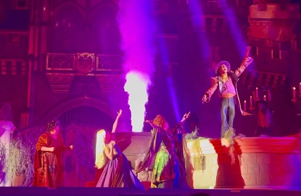 10 Years Later, Is the Hocus Pocus Villain Spelltacular Still a Must See Show? 2025 Hocus Pocus Villain Spelltacular 4