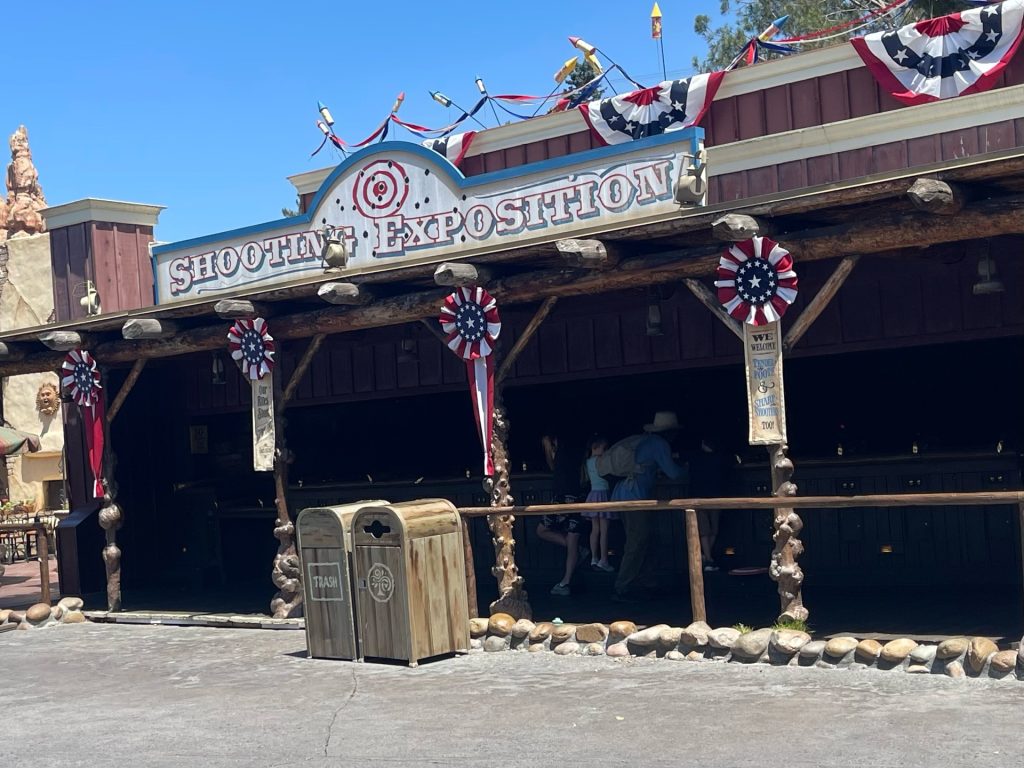 Frontierland-Shooting-Exposition-Disneylan-1 – WDWINFO.COM Is It a Video Game or Disneyland Attraction? Frontierland-Shooting-Exposition-Disneylan-1
