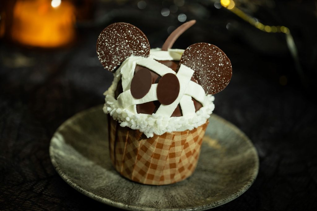 Halloween-Mummy-Cupcake-Walt-Dis โ WDWINFO.COM New 2025 Halloween Snacks Coming to Walt Disney World Resort Hotels Halloween-Mummy-Cupcake-Walt-Dis