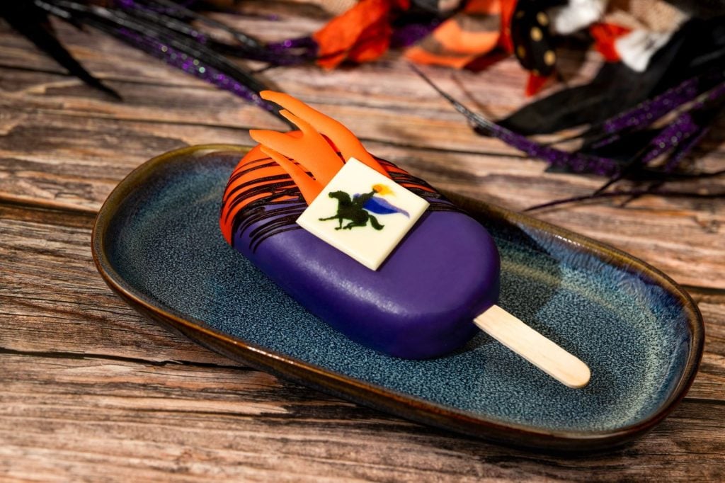 Headless-Horseman-Pop-Walt-Disne โ WDWINFO.COM New 2025 Halloween Snacks Coming to Walt Disney World Resort Hotels Headless-Horseman-Pop-Walt-Disne