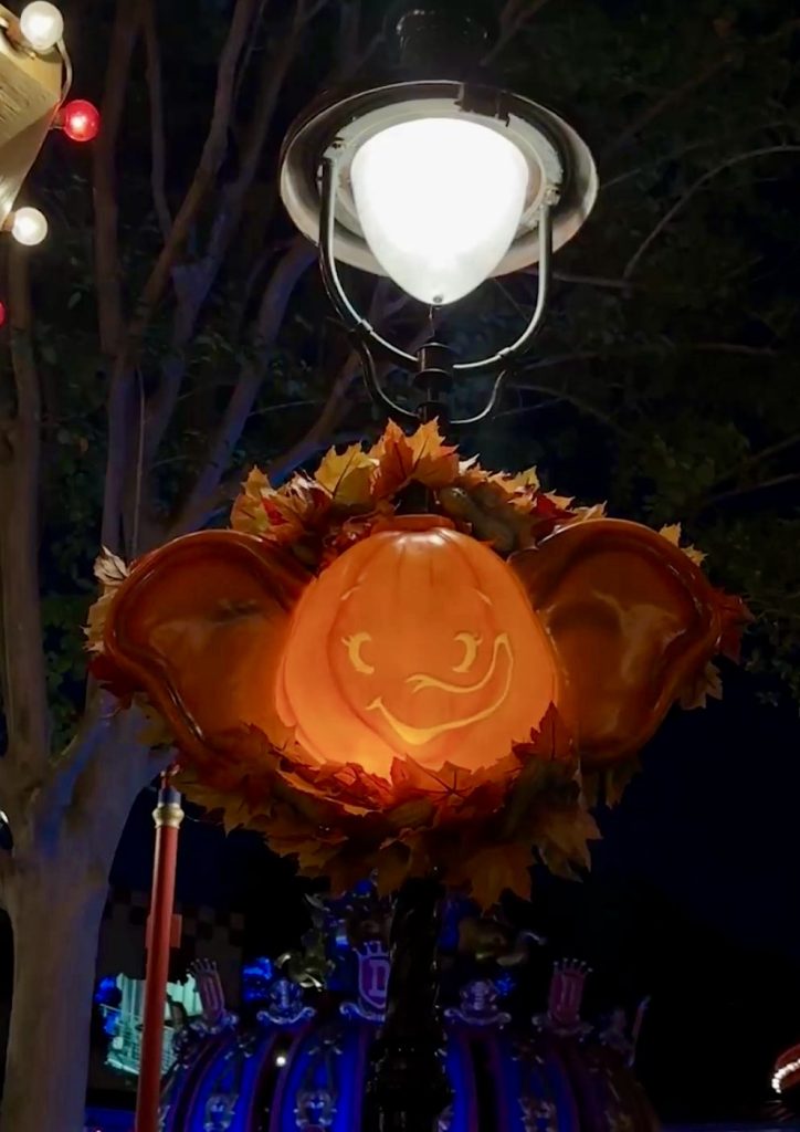 IMG_5159 – WDWINFO.COM New Dumbo & Timothy Mouse Pumpkin Wreaths in Magic Kingdom IMG_5159