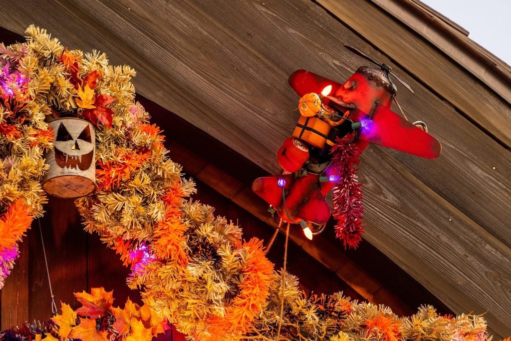 jock Lindsey's halloween bar 2025 – WDWINFO.COM First Look Inside Jock Lindsey’s HALLOWEEN Bar in Disney Springs! jock Lindsey's halloween bar 2025