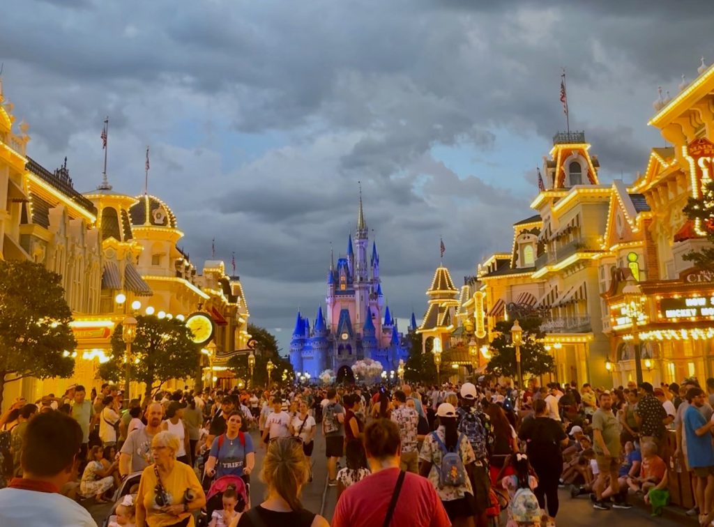 magic kingdom starlight crowds main street _chloe – WDWINFO.COM A New Way to Navigate Magic Kingdom in the Starlight Era magic kingdom starlight crowds main street _chloe